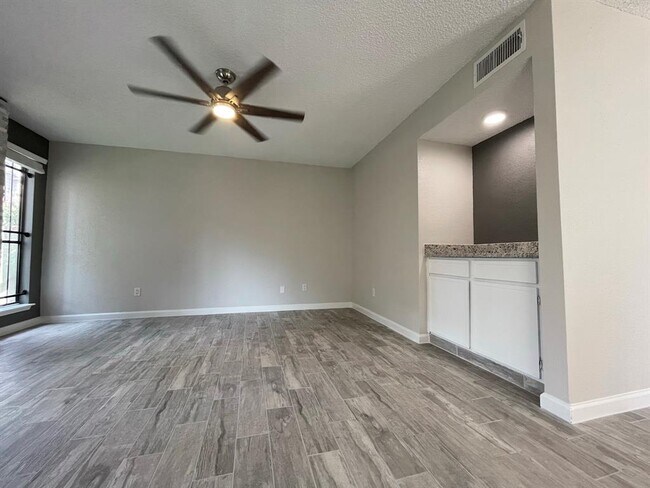 Foto del edificio - 6701 Sands Point Dr