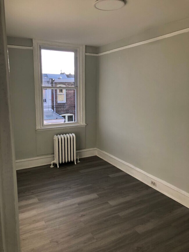 Building Photo - 3 Bedroom Home