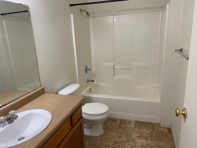 Full bathroom - 1113 Arnold St