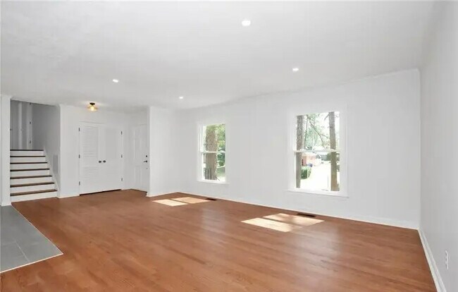 Foto del edificio - 2710 Fordham Dr