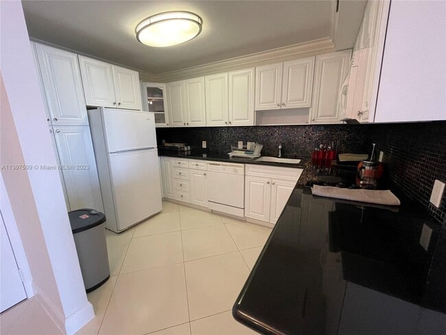 Building Photo - 20301 W Country Club Dr