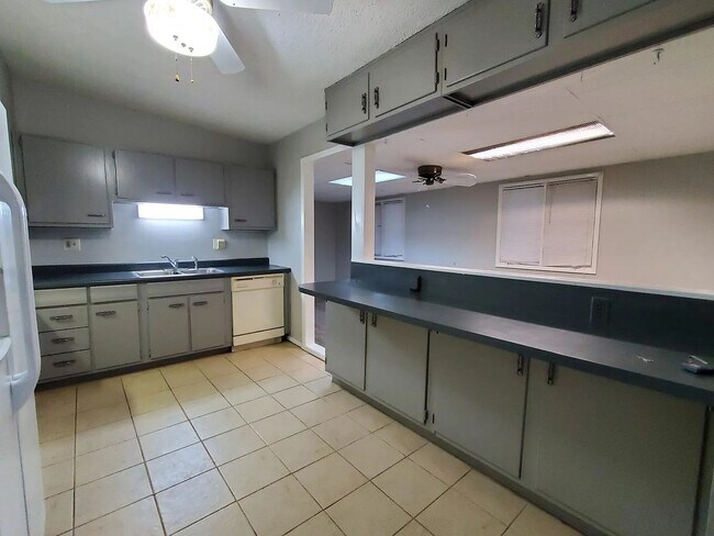 Building Photo - ***Available January 1st*** Updated, Spaci...