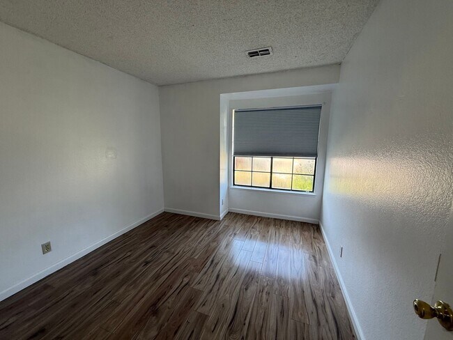 Foto del edificio - 8475 Wheatland Dr