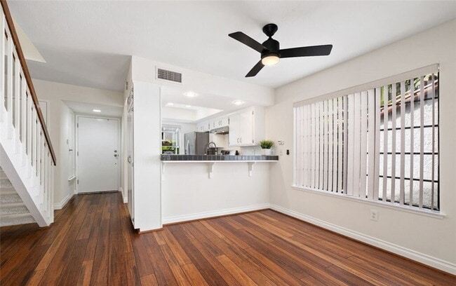 Building Photo - Bright & Spacious Unit with Natural Light