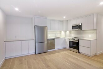 Building Photo - 4800 Maisonneuve Blvd W