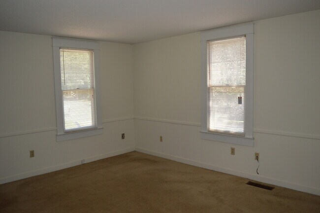 Building Photo - 1 Bedroom House in Central available Augus...