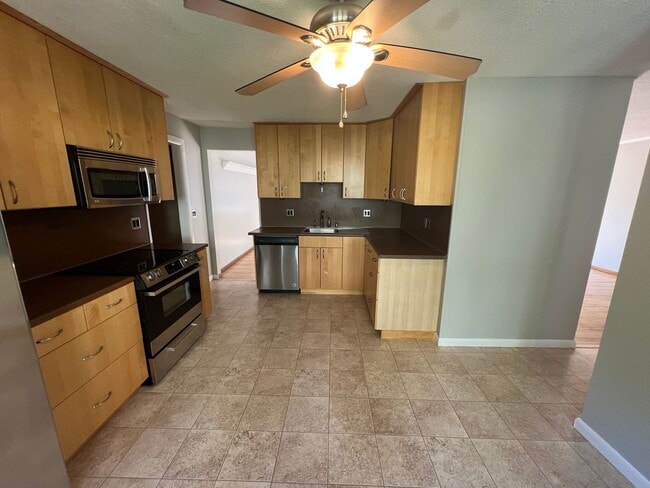 Building Photo - Spacious 3 Bedroom Ranch