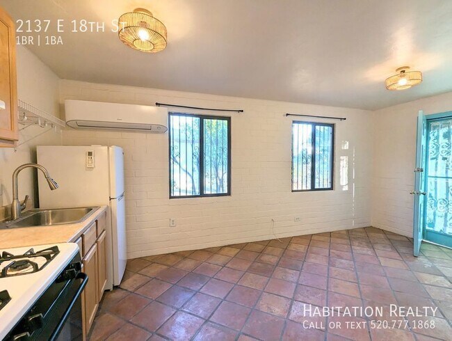 Building Photo - Gorgeous 1Bed/1Bath bungalow with a large ...