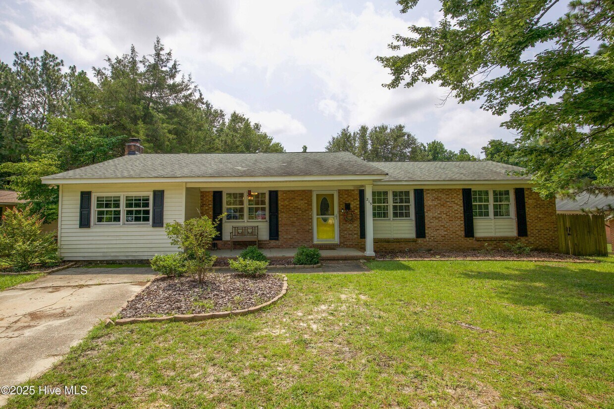 Foto principal - 215 S Pinehurst St