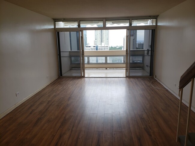 Building Photo - 500 Ala Wai Plaza 3 bedroom 2.5 Bath