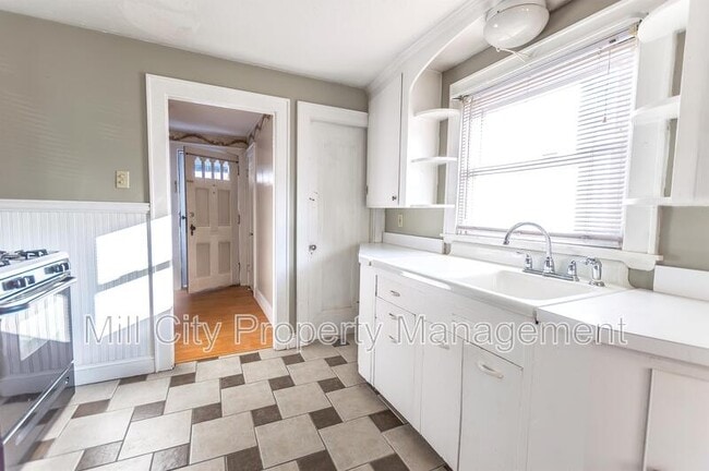 Building Photo - 204 Alsace St