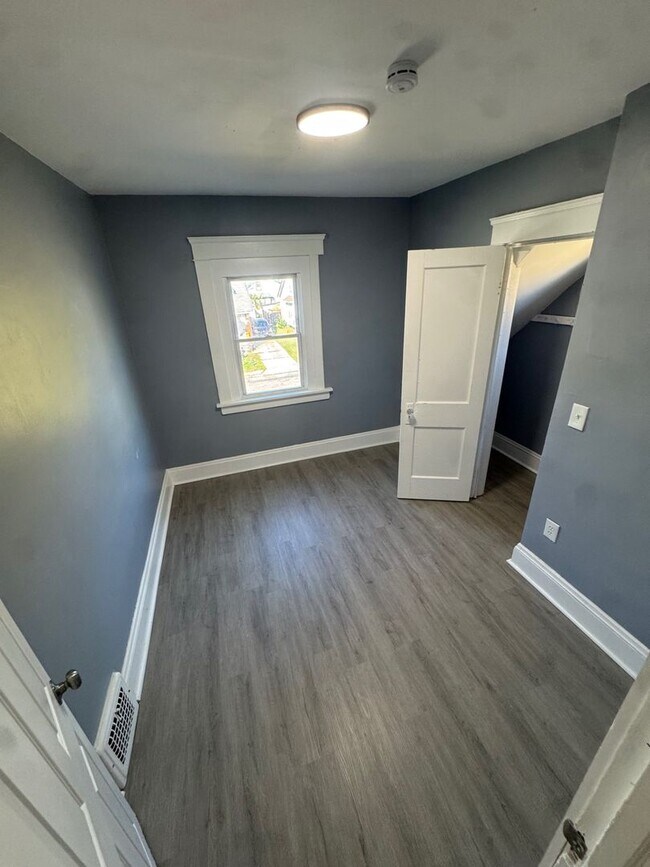 Building Photo - Charming 3-Bedroom Property in Prime Location (SECTION 8 VOUCHERS ACCEPTED)