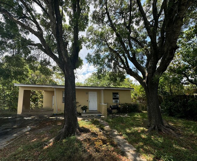 Building Photo - Nice 2-1 house with a carport and backyard