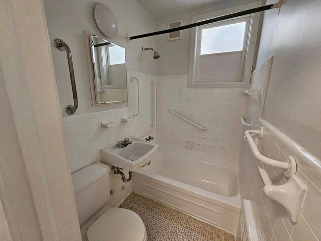 Building Photo - 3205 Beaubien Est