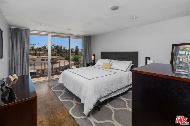 Foto del edificio - 2260 N Cahuenga Blvd