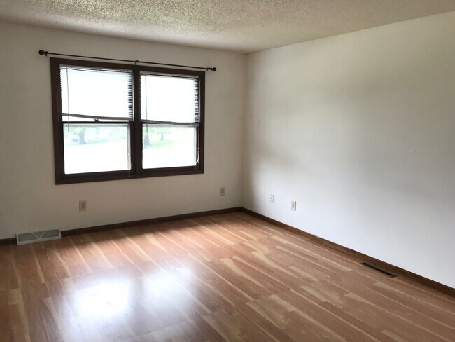 Foto del edificio - 2 Bedroom/1.5 Bathroom in Iowa City near Kinnick! Available Now!