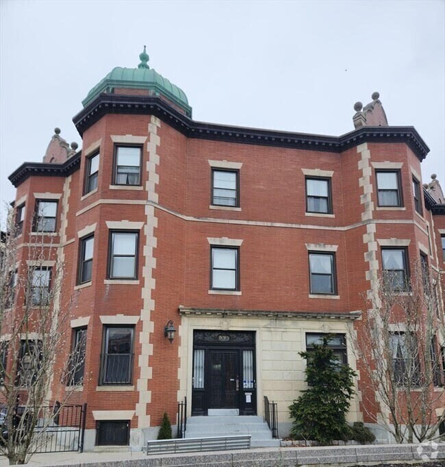 Building Photo - 899 Beacon St