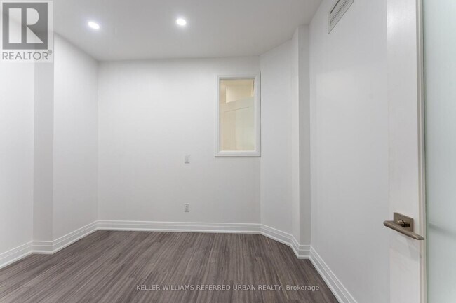 Photo du bâtiment - 475-475 Queen St W