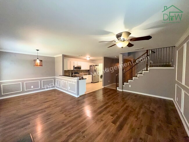 Foto del edificio - Charming 3BR/2.5BA Corner Home in Euless – Pool, Fireplace & Garage!