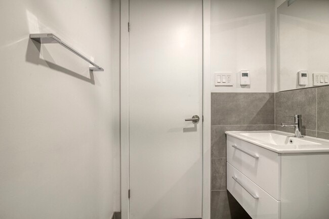 Building Photo - 1975 Maisonneuve Blvd W