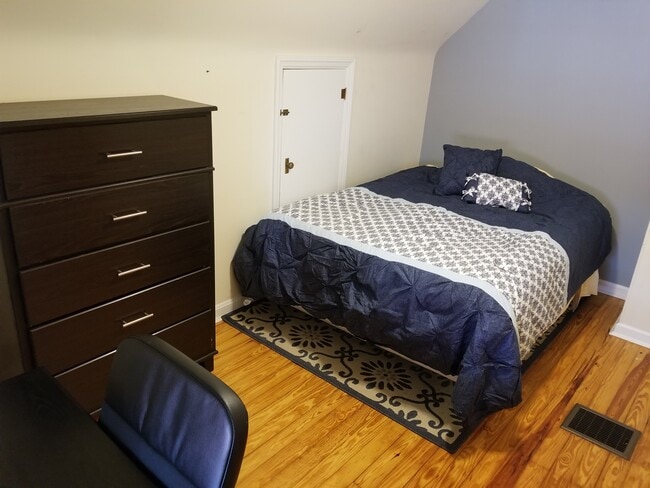 Building Photo - 31 E Lakeside Ave