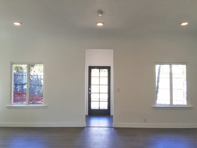 Building Photo - 8538 N W Knoll Dr