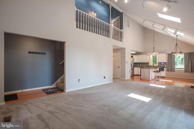 Building Photo - 1619 Summit Dr