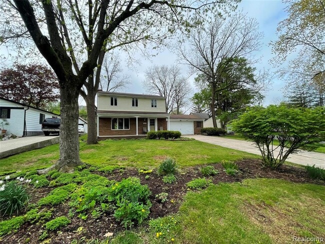 Building Photo - 2145 Lakeshire Dr