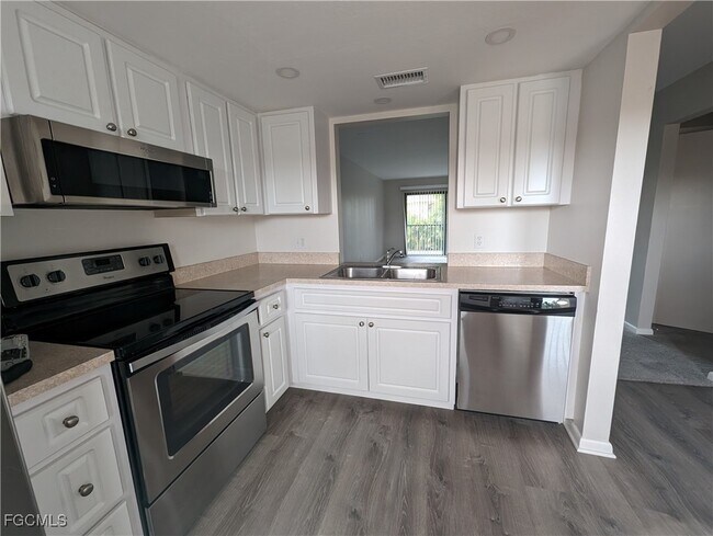 Foto del edificio - 1519 Cape Coral Pkwy W