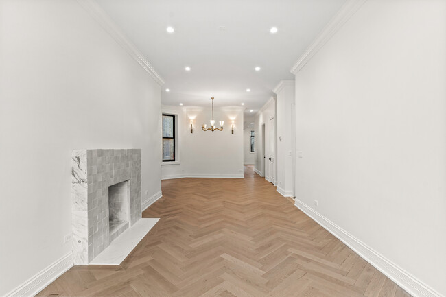 Building Photo - 2053 W Evergreen Ave