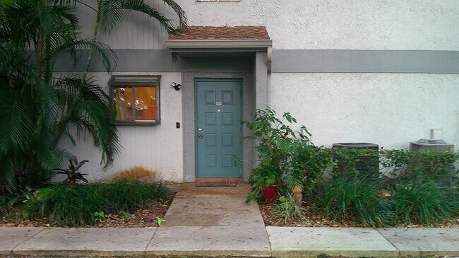 Foto del edificio - 2733 S Oakland Forest Dr
