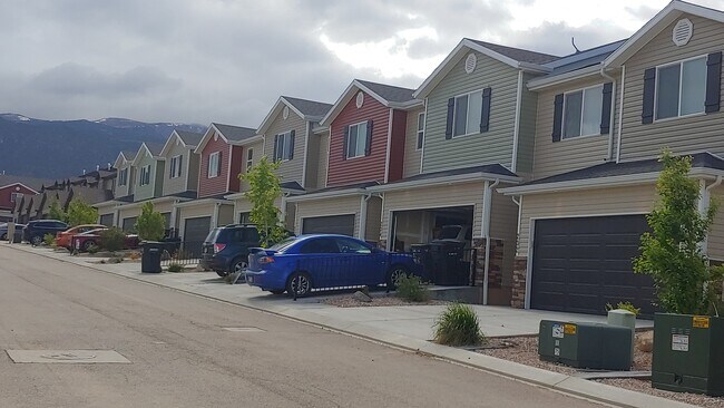 Building Photo - Available Now! In Cedar Bend