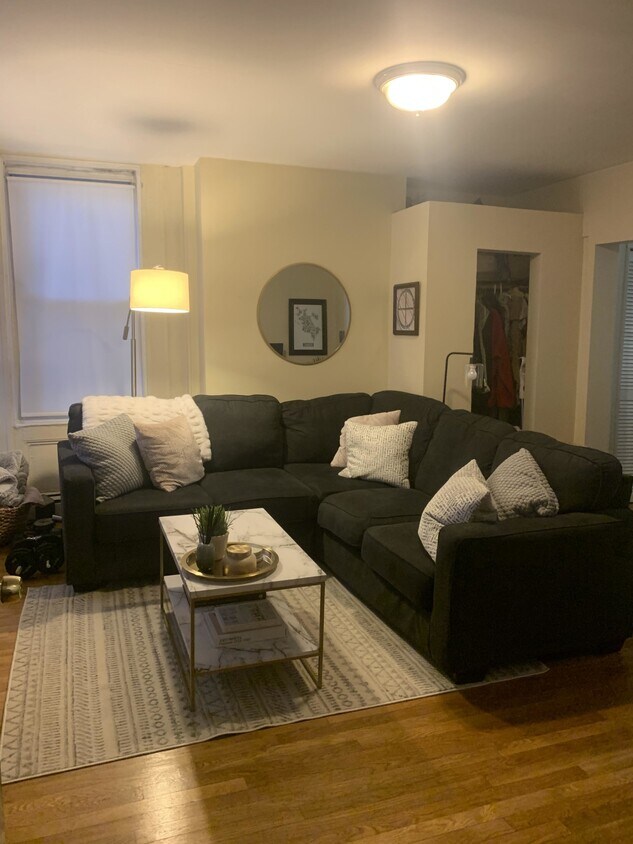 Foto principal - 287 W 5th St
