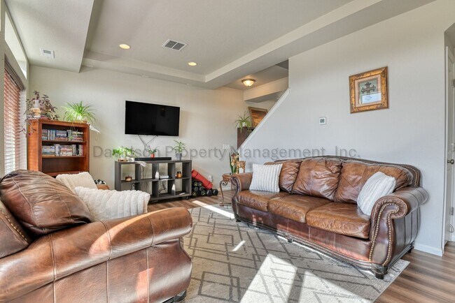 Foto del edificio - Inviting 3 Bedroom Carriage House in Banning Lewis Ranch
