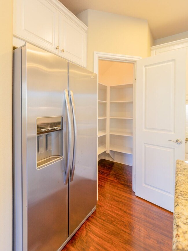 Foto del edificio - Bright 3bd/3.5ba Corner Unit in Establishe...