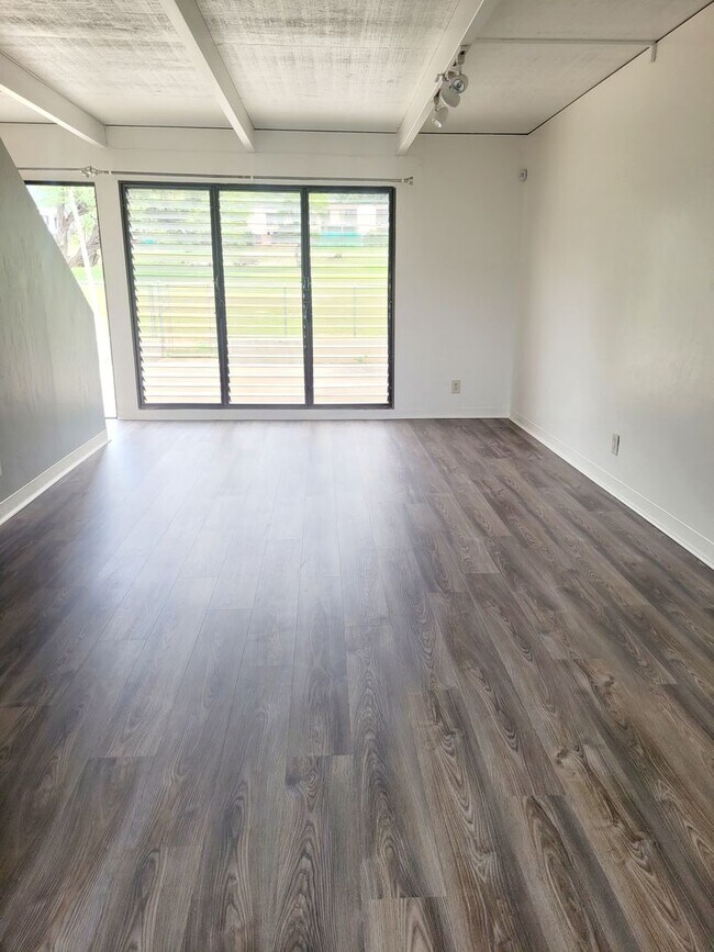 Foto del edificio - AVAILABLE | 4 Bedroom, 1.5 Bathroom Condo|...
