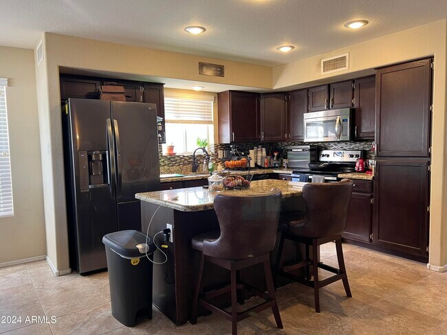 Foto del edificio - 1416 E Century Ave