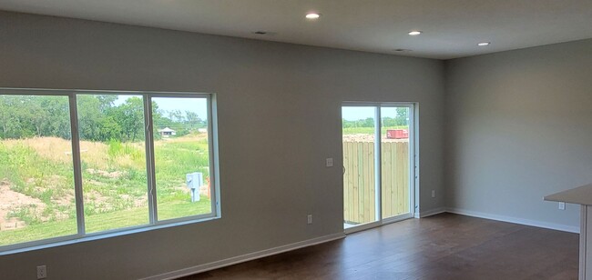Building Photo - Brand New Townhome