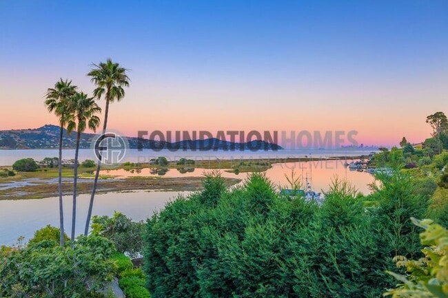 Building Photo - 325 E Strawberry Dr