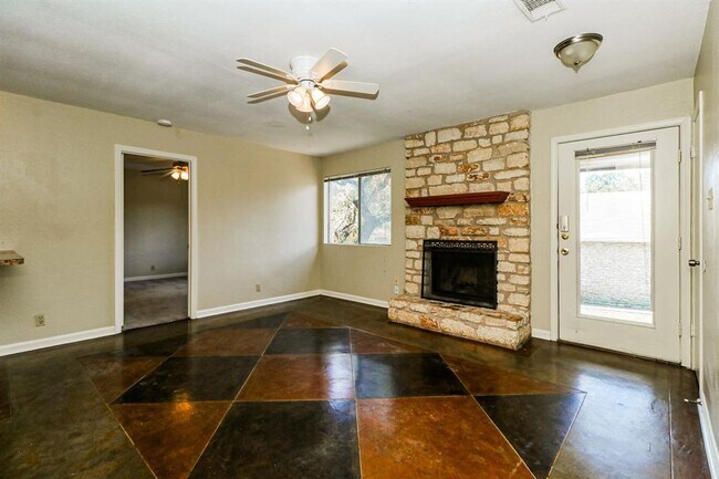 Foto del edificio - 9903 Hundred Oaks Cir