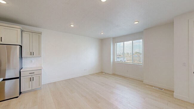 Foto del edificio - Stunning End Unit Townhome in Sunrise Ranch - Mapleton
