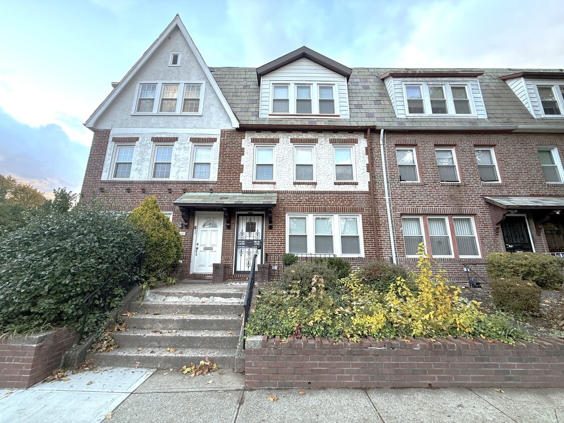 Photo - 100-03 Ascan Ave (Queens, NY)