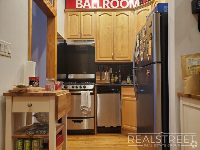 Building Photo - Stunning 2BR apartment with Private Terran...
