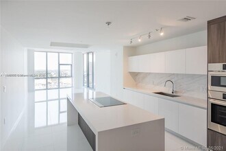 Building Photo - 851 NE 1st Ave