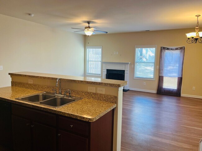 Foto del edificio - Beautiful 3-bedroom, 2.5-bath townhome located in the desirable Townview Commons community of Woo...