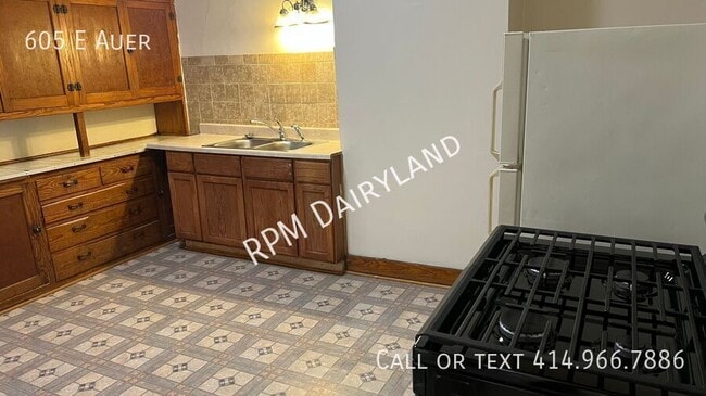 Building Photo - 605 E Auer-