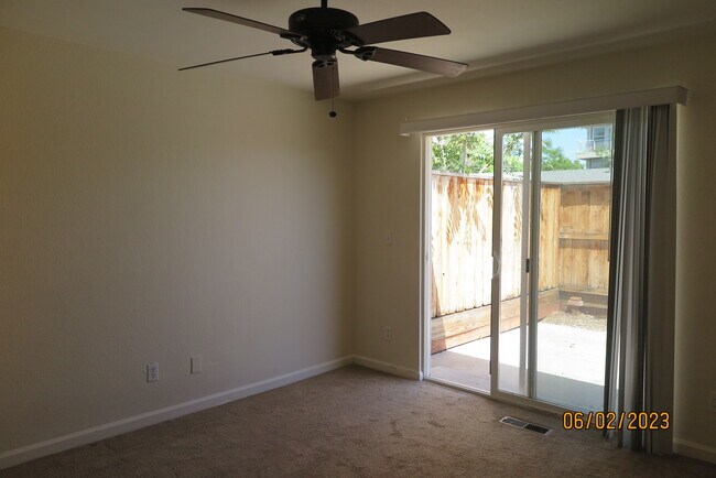 Building Photo - 585 5th St