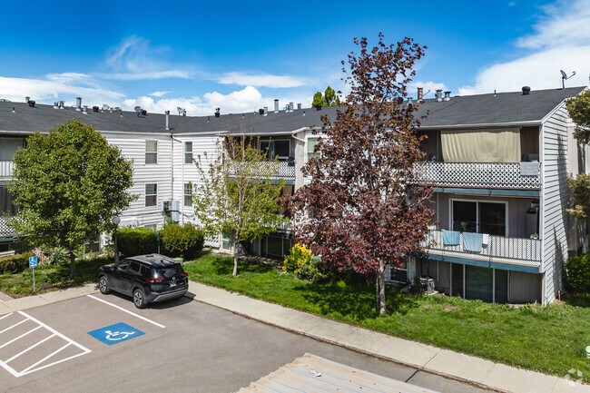 Building - Wood Crest Condominiums