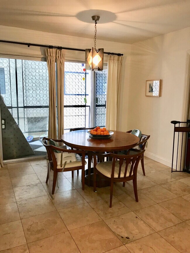 Foto del edificio - 2662 E 2nd St
