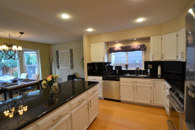Building Photo - 4 Bed 3 Bath With AC